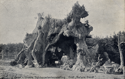 16208 Gezicht op de kunstmatig opgetrokken grot Natura Docet op de Grote Tuinbouwtentoonstelling in het park van het ...